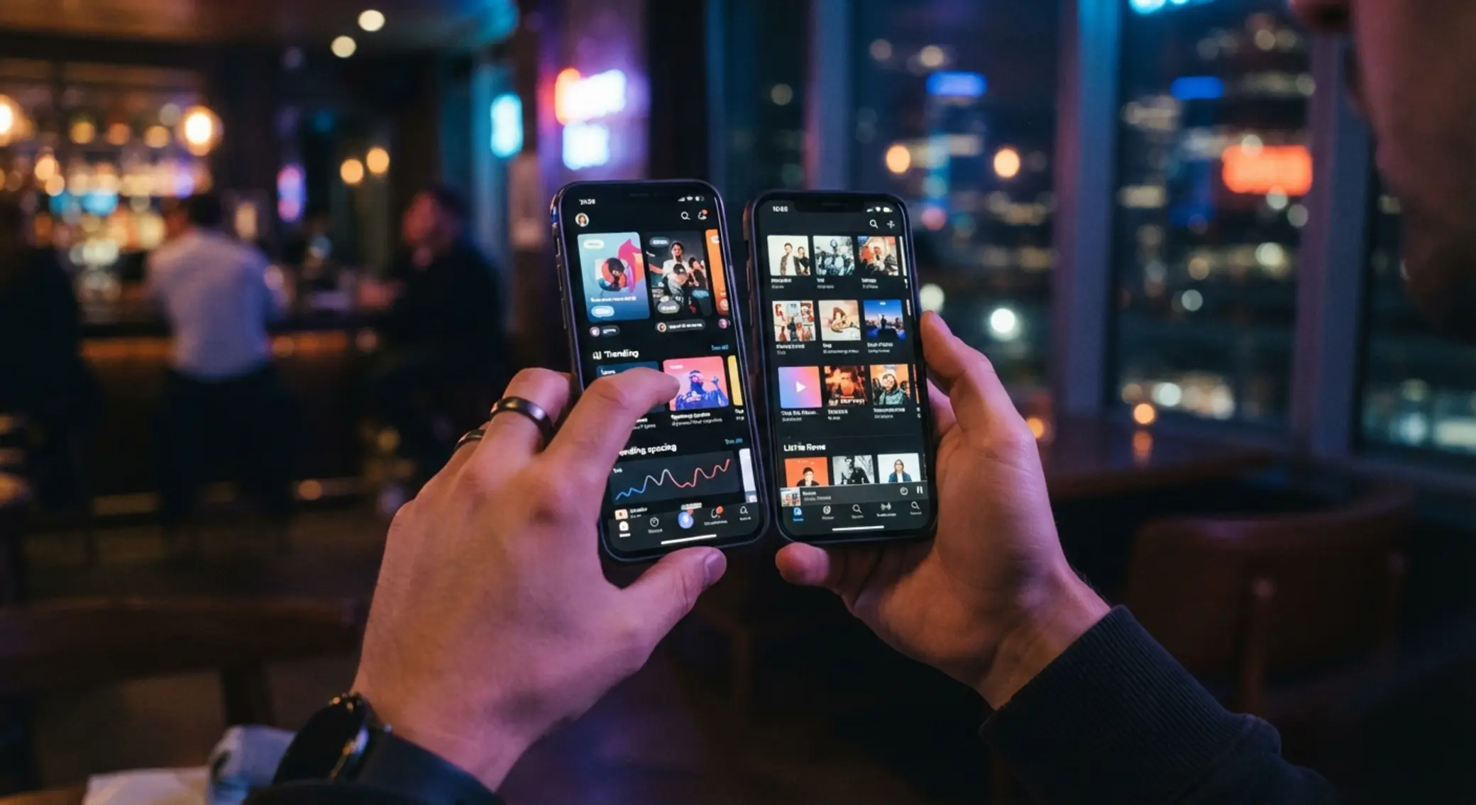 Porównanie interfejsów mobilnych dwóch platform Użytkownik sprawdza dwa różne układy lobby platform rozrywkowych na smartfonie